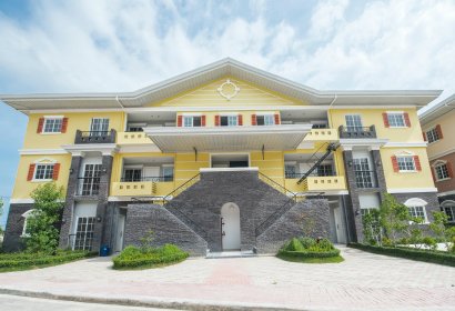 Bright Condo with Resort-Style